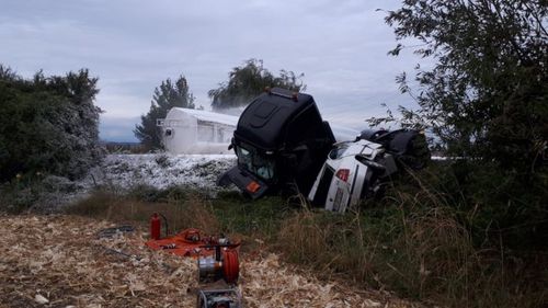 O cisternă cu 36 de tone de kerosen s-a răsturnat pe Centura de Est a Ploieștiului. Pompierii încearcă să prevină un incendiu