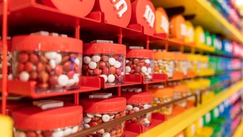 O cunoscută fabrică de dulciuri din Statele Unite, amendată după ce doi muncitori au căzut în cuva de ciocolată