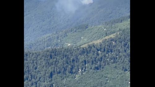 VIDEO Incendiu de fond forestier în Masivul Ţibleş / Un elicopter Black Hawk al Inspectoratului General de Aviaţie este deja în drum spre zona afectată