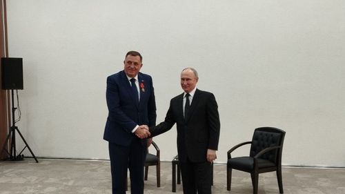 VIDEO Putin i-a acordat ordinul de merit liderului sârb bosniac Dodik „pentru menținerea unor relații regulate cu Rusia”