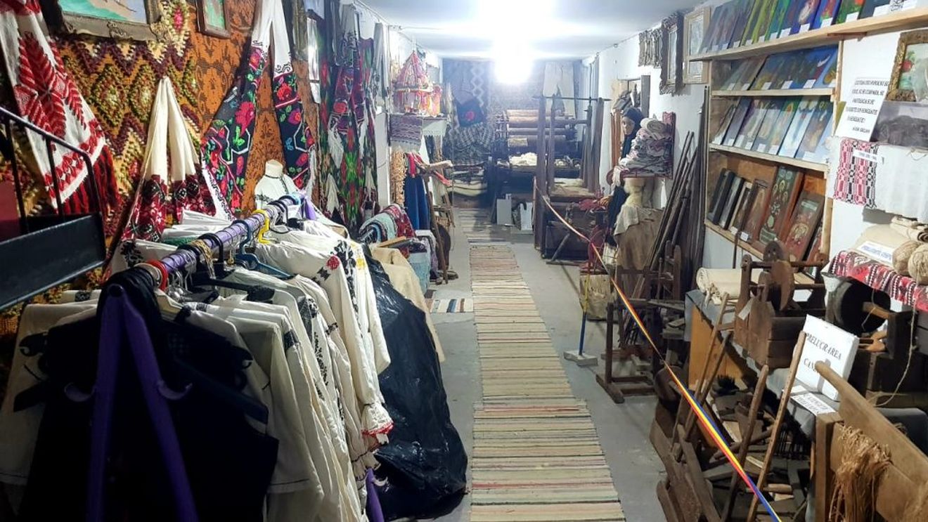 FOTO Muzeul țărănesc din Almașu Mare cu 15.000 de exponate, fondat acum 42 de ani de un localnic. Emilian Achim (82 de ani): Cel mai greu în această perioadă este că nu vine nimeni, îmi lipsesc oamenii