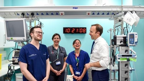 Ministrul sănătăţii din Marea Britanie a demisionat după ce tabloidul The Sun a scris că a încălcat regulile anti-COVID sărutând o consilieră în biroul său