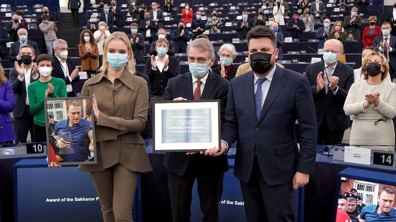 VIDEO Navalnîi primește premiul Saharov / Fiica lui critică în Parlamentul European „jumătățile de măsură” ale UE față de Putin: Să vrei să liniștești un dictator nu este o abordare pragmatică / Este cinism, ipocrizie și corupție