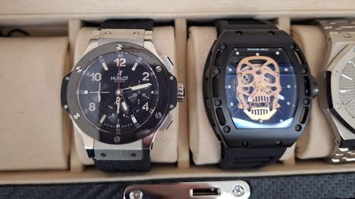 FOTO Ceas Richard Mille Skull găsit de DNA în seiful generalului Zisu / Dacă este autentic, valorează peste 500.000 de euro / SURSE Au fost găsite şi actele a două apartamente în Caelia Residence Mamaia şi peste 3.000 de sticle de băuturi