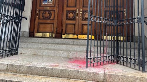 Scările catedralei ortodoxe ruse din New York au fost stropite cu vopsea roşie / Purtătorul de cuvânt al catedralei: Jumătate dintre enoriaşii bisericii sunt ucraineni şi aceasta continuă să fie principala lor casă de rugăciune