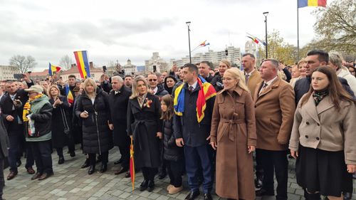 Huiduieli la Alba Iulia. Momentele depunerii de coroane în numele președintelui României, Nicușor Dan, și al USR, fluierate de membrii și simpatizanții AUR