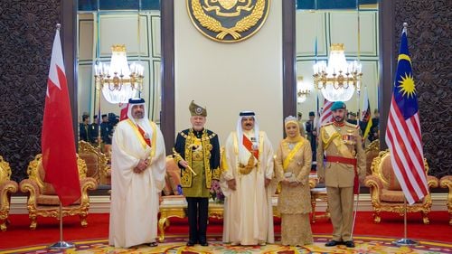 VIDEO Sultanul Ibrahim Iskandar, încoronat rege al Malaeziei / Bloomberg estimează averea sa la cel puțin 5,7 miliarde de dolari / Face acte de caritate în timp ce străbate țara cu un Harley-Davidson