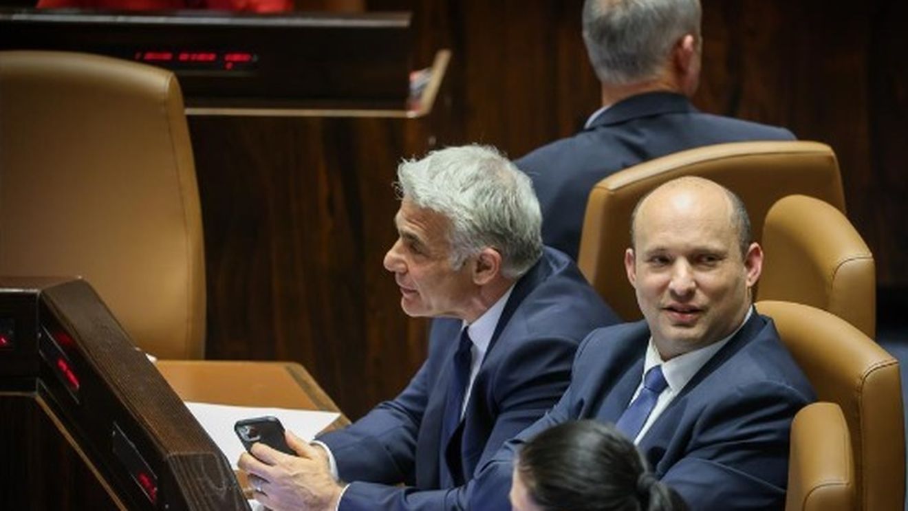 Israel: guvernul de coaliție de opt partide condus de Naftali Bennett a demisionat după un an în funcție și dorește alegeri anticipate. Opoziția condusă de Benjamin Netanyahu vrea să formeze un guvern alternativ