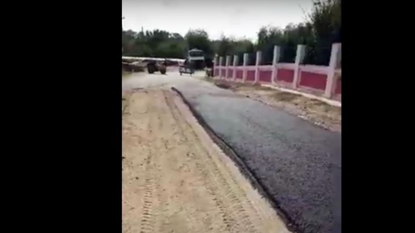 VIDEO Asfaltare ”electorală” într-o comună din Galați: Covorul asfaltic este turnat direct pe pământ, după o licitație care a durat cinci minute / Primarul: Nu am văzut lucrarea, mă ocup de organizarea alegerilor