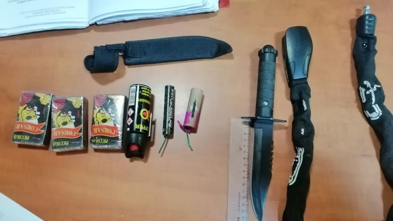 Arad: Un tânăr de 21 de ani a încercat să intre la un meci de baschet feminin având cu el un întreg arsenal de luptă