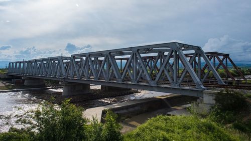 15 ani de lucrări în pas de melc pentru modernizarea coridorului feroviar Curtici - Constanța. Pe Arad-Simeria se lucrează, traseul Simeria-Sighișoara este aproape finalizat. Sighișoara-Predeal e în aer