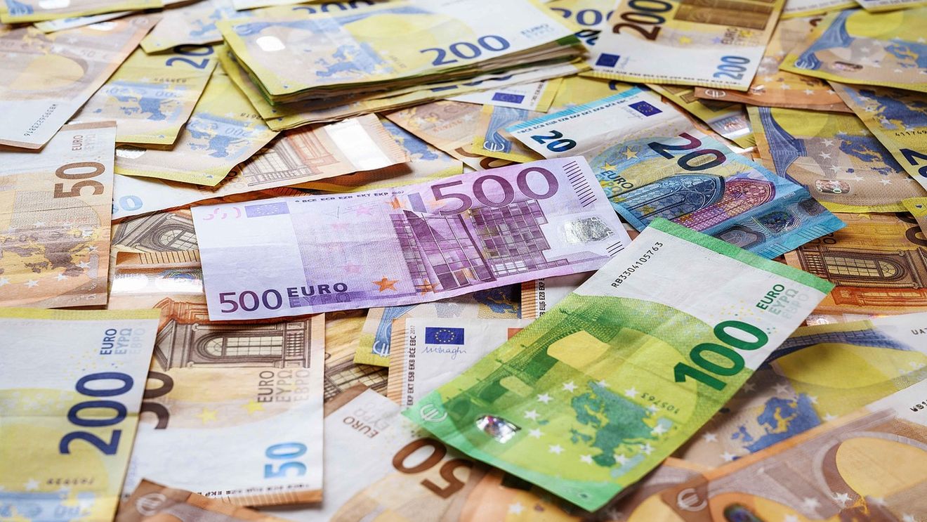 Eurogrupul deschide calea pentru aderarea Bulgariei la zona euro / Moneda unică va fi introdusă în țara vecină în 2027