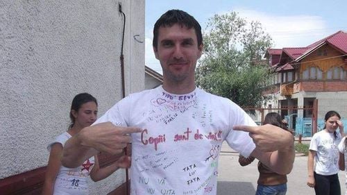 Recordul din fundul curții. Profesor într-una dintre cele mai performante școli din mediul rural: Avem nevoie de o toaletă funcțională, cu apă care nu se oprește și nu afară, în curtea școlii. O toaletă pentru o școală. Atât