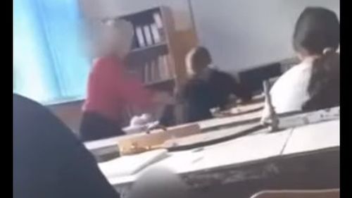 VIDEO Scandal într-o școală din Mediaș: O elevă și directoarea instituției se îmbrâncesc reciproc în timpul cursului/ Explicațiile profesoarei