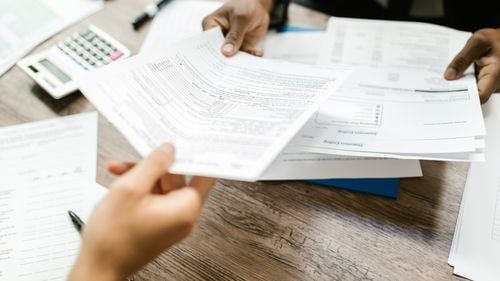 O familie de ieșeni a dat banca în judecată pentru un credit luat în franci elvețieni / Instanța a decis că pot plăti ratele la cursul din ziua acordării, plus 52,6%” / Cursul oficial al francului elvețian a crescut cu peste 100%