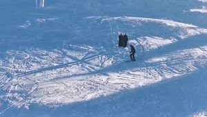 O femeie în palton și fustă, coborâtă pe pârtie de un jandarm montan: "Pârtia de schi nu este podium de modă" / 150 de intervenții ale Salvamont în doar 24 de ore