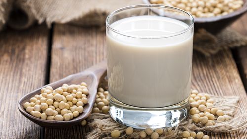 Laptele de soia este cea mai bună alternativă vegetală la lapte, potrivit unui nutriționist cunoscut / Băutura aceasta are estrogen?