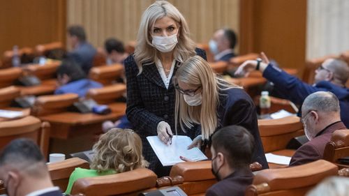 CV-ul Laurei Vicol a apărut pe site-ul Camerei Deputaților, la un an de la alegeri, după o solicitare G4Media.ro / Șefa Comisiei Juridice a făcut Dreptul la o universitate privată și master la Spiru Haret