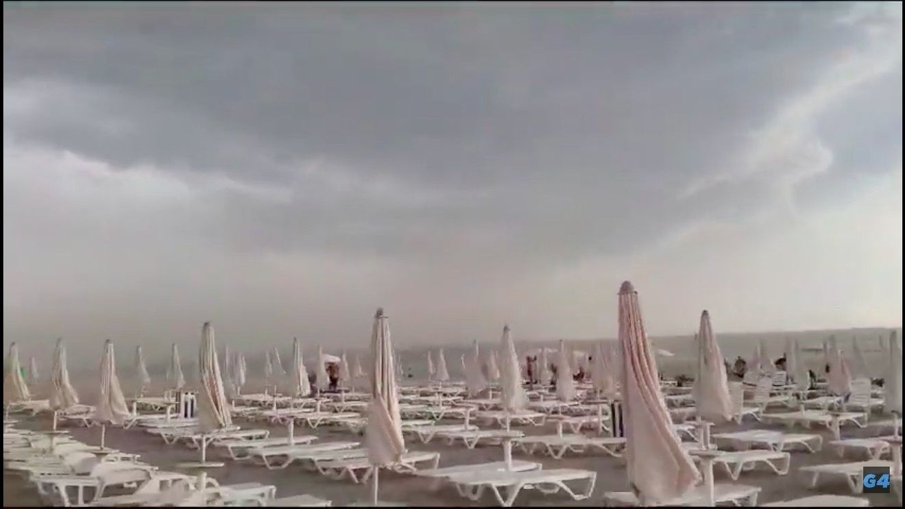 VIDEO A început vijelia pe litoral, turiștii fug de pe plaja din Mamaia