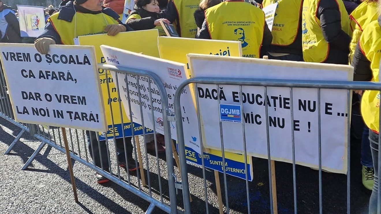 Sindicaliştii din învăţământ vor organiza joi un „marş al tăcerii”, la Deva