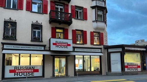 Casa Rusiei, locul folosit de Moscova pentru a se promova la Forumul Economic Mondial a fost redenumită Casa Rusă a Crimelor de Război / Un centru internațional de artă contemporană din Kiev a organizează aici o expoziție care prezintă distrugerile războiului din Ucraina