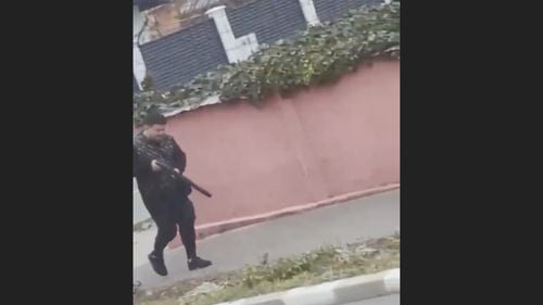 Disputa cu arme din Urziceni între clanuri interlope ar fi pornit din pricina unei tinere. Fata n-ar fi fost tratată corespunzător în clanul în care era măritată și a fost trimisă acasă / Suspecții de asasinat sunt încă liberi