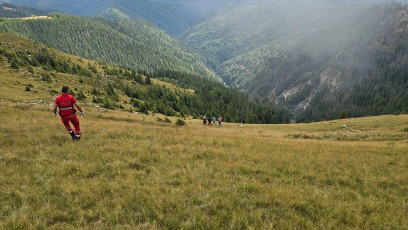 VIDEO Patru persoane au murit și una este grav rănită, după ce o mașină care se deplasa pe un drum forestier din localitatea argeșeană Albeștii de Muscel a căzut într-o râpă / Victimele ar fi fost proiectate în afara autovehiculului
