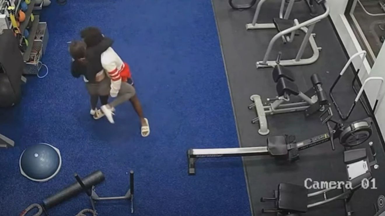 VIDEO "Să nu renunți niciodată": O femeie se luptă cu un bărbat care a atacat-o într-o sală de fitness din SUA