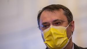 DERAPAJ Cristian Ghinea: ”PSD au mințit ca porcii despre consultanță și PNRR/ Rafila, pentru căcaturile spuse despre mine, pentru onoarea mea o sa mor cu tine de gât! Tu chiar furi banii de acolo. Lupa e pe tine”
