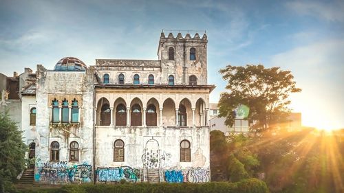 VIDEO Una dintre cele mai frumoase clădiri istorice din Constanța se redeschide publicului sâmbătă, după 20 de ani/ Vila Prințului Suțu găzduiește o expoziție de artă modernă