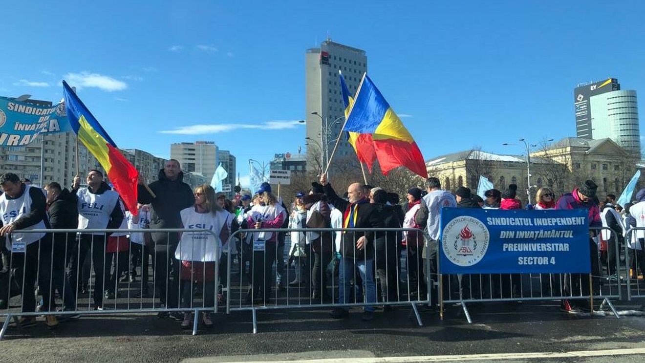 UPDATE A început protestul sindicaliștilor din educație în fața Guvernului / Angajații cer salarii mai mari