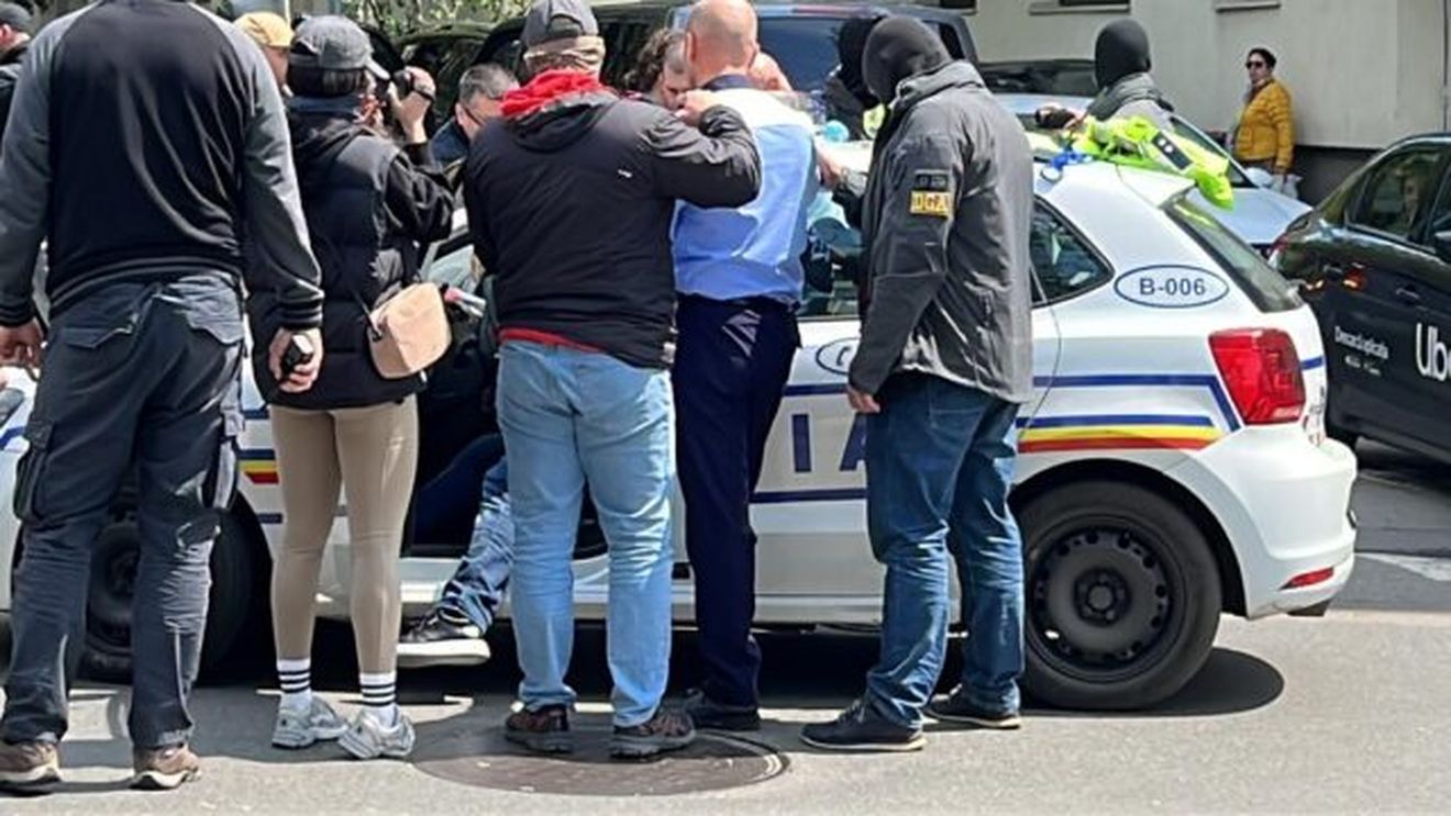 Cei doi polițiști de la Rutieră, prinși cu mită pe Calea Dorobanți, au fost plasați în arest la domiciliu