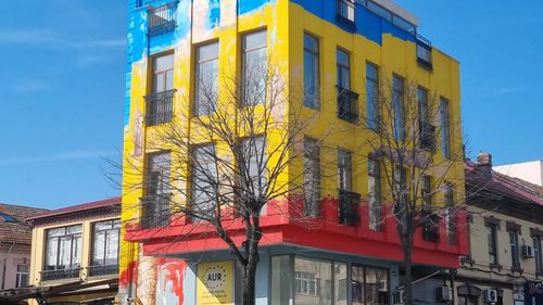 Partidul extremist AUR contestă în instanță amenda primită de la Poliția Locală Constanța pentru că a vopsit sediul în culorile tricolorului fără autorizațiile necesare