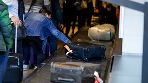 Serviciul Român de Informaţii: Condiţiile de transport al lichidelor în bagajul de mână diferă pe aeroporturile din România, în funcţie de echipamentele de securitate instalate
