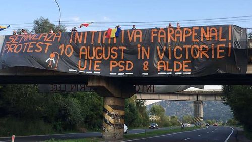 Mesajul ”_UIE PSD & ALDE”, alături de îndemnul de participare la mitingul de pe 10 august, au fost afișate duminică pe un pod de pe DN1