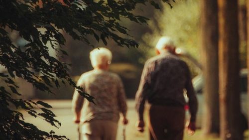 Persoanele vârstnice singure din Finlanda vor primi felicitări de Crăciun de la alți conaționali. Pandemia a dublat numărul persoanelor singure în Europa, arată studiile