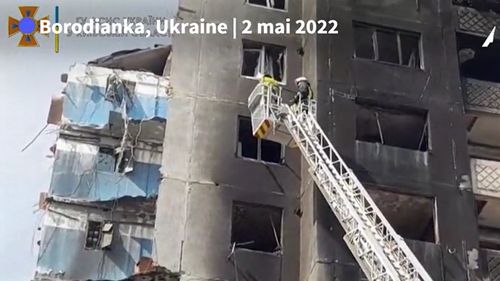 VIDEO Ucraina: Pompierii au salvat o pisică blocată la etajul șase al unei clădiri bombardate