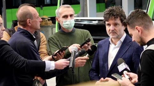 Primul tramvai nou ajunge în București la 1 iunie, a anunțat primarul Nicușor Dan: ”Trebuia să vină în august, dar domnul director ne-a făcut o surpriză”/ Cele 100 de tramvaie vor fi livrate de Astra Arad