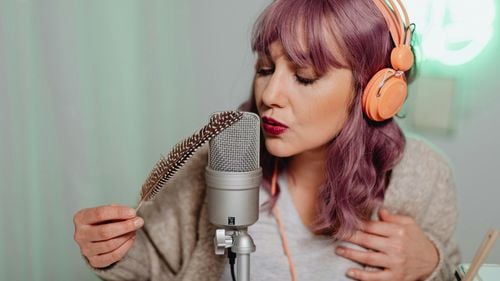 Tinerii adulți se confruntă din ce în ce mai des cu dificultăți în interacțiunile față în față și apelează la videoclipuri online care oferă o senzație plăcută prin emiterea unor sunete specifice (ASMR)