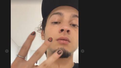 OFICIAL Tânărul suspectat că este dealerul de droguri al lui Vlad Pascu e acuzat că ar fi spart farmacia spitalului Floreasca chiar înainte să fie ridicat de DIICOT. El ar fi furat pungi cu ser fiziologic și și-a scris numele pe coșul de gunoi