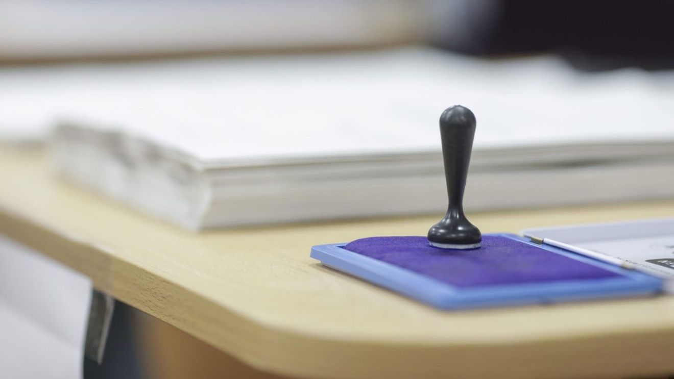 Toni Greblă, despre alegerile prezidenţiale: Au fost organizate 18.968 de secţii de votare, la nivel naţional, 950 de secţii în străinătate / Aproape 19 milioane de buletine de vot au ajuns la prefecturi / 2.531 de români au votat prin corespondenţă