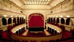 Noua stagiune a Teatrului Odeon va include spectacole de Răzvan Mazilu, Alexandru Dabija şi Dragoş Galgoţiu. Managerul teatrului, Dorina Lazăr: „Cea mai mare ambiţie a noastră este să ieşim la public cu 'Cabaret'”