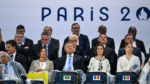 Preşedintele Iohannis a stat lângă Maia Sandu la ceremonia de deschidere a JO / Preşedinta Republicii Moldova a fost îmbrăcată în costum tradiţional