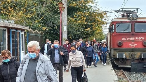 Lupta unui navetiste cu sistemul pentru a putea călători decent cu trenurile CFR: blatiști fără bilet protejați de naș, consum de alcool și semințe, înghesuială în plină pandemie, fără mască
