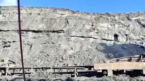 VIDEO Mai mulți bolovani s-au desprins dintr-un perete de piatră la Cariera Roșiuța/ Cariera a fost vizitată inopinat de ministrul Popescu după tragedia de la CE Oltenia