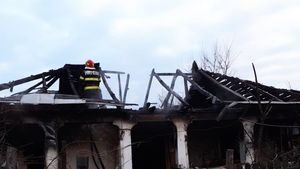 Olt: O casă din localitatea Topana, cuprinsă de foc. Doi bătrâni, soț și soție, au fost găsiți morți