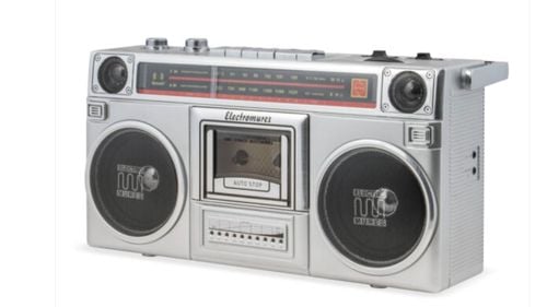  Electromureș produce din nou casetofonul clasic / Acum are și Bluetooth / ”Trebuie un pic să ne luăm timp și să ascultăm lucrurile ca pe vremuri”