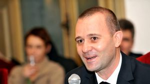 Doi generali SRI, printre care Dumitru Dumbravă, au fost trecuți în rezervă de președintele Iohannis