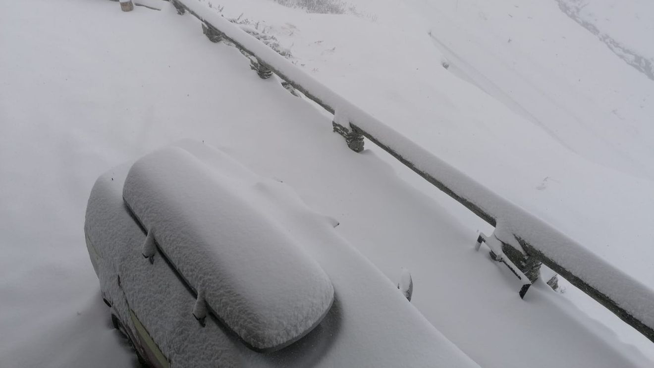 Zăpadă la Bâlea. Sfaturile salvamontiștilor: Să aveți folie de supraviețuire, baterie externă, lanternă și apă în rucsac