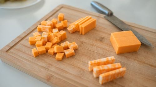 ”Jaf insolent de proporții șocante”: Jamie Oliver cere ajutor pe Instagram după ce au fost furate 22 de tone de brânză cheddar de lux în valoare de 360.000 de euro